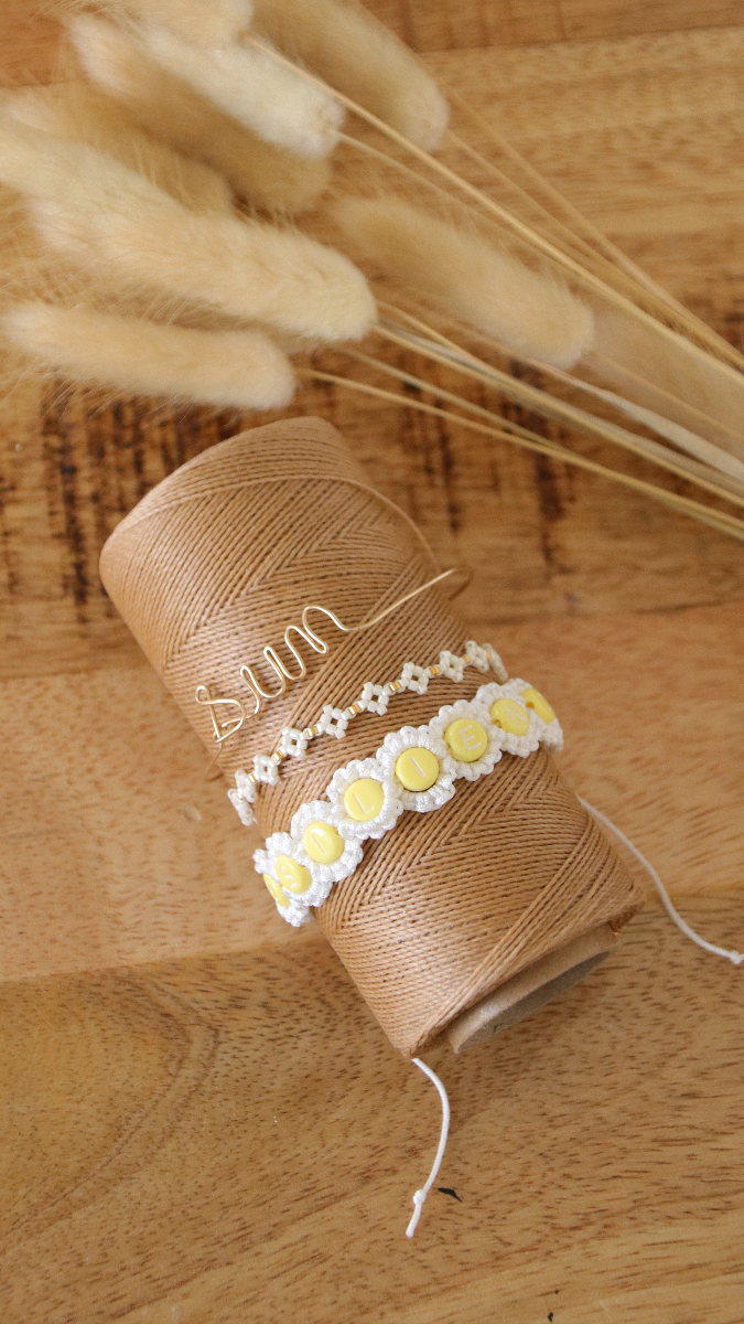 Esquema Pulsera de macramé con flores y cuentas del abecedario Esquema Pulsera de macramé con flores y cuentas del abecedario