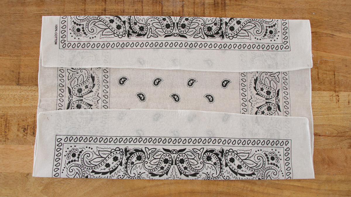 DIY Pulsera de pañuelo con colgante de abeja : Paso 1