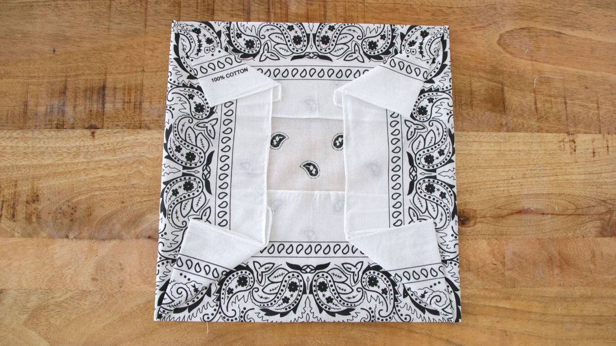 DIY Pulsera de pañuelo con colgante de abeja : Paso 3