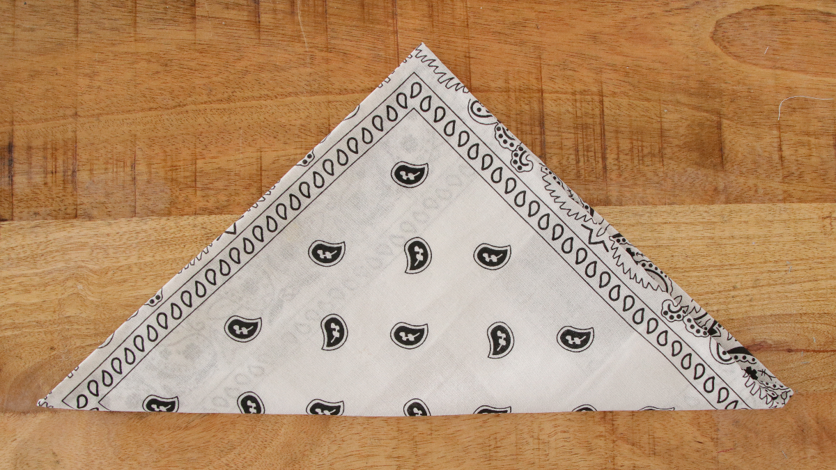 DIY Pulsera de pañuelo con colgante de abeja : Paso 4