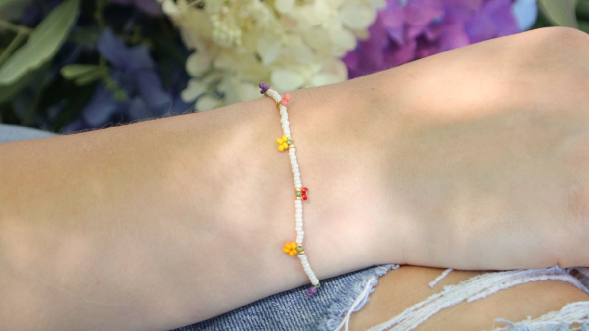 Pulsera de frutas DIY con cuentas de semillas
