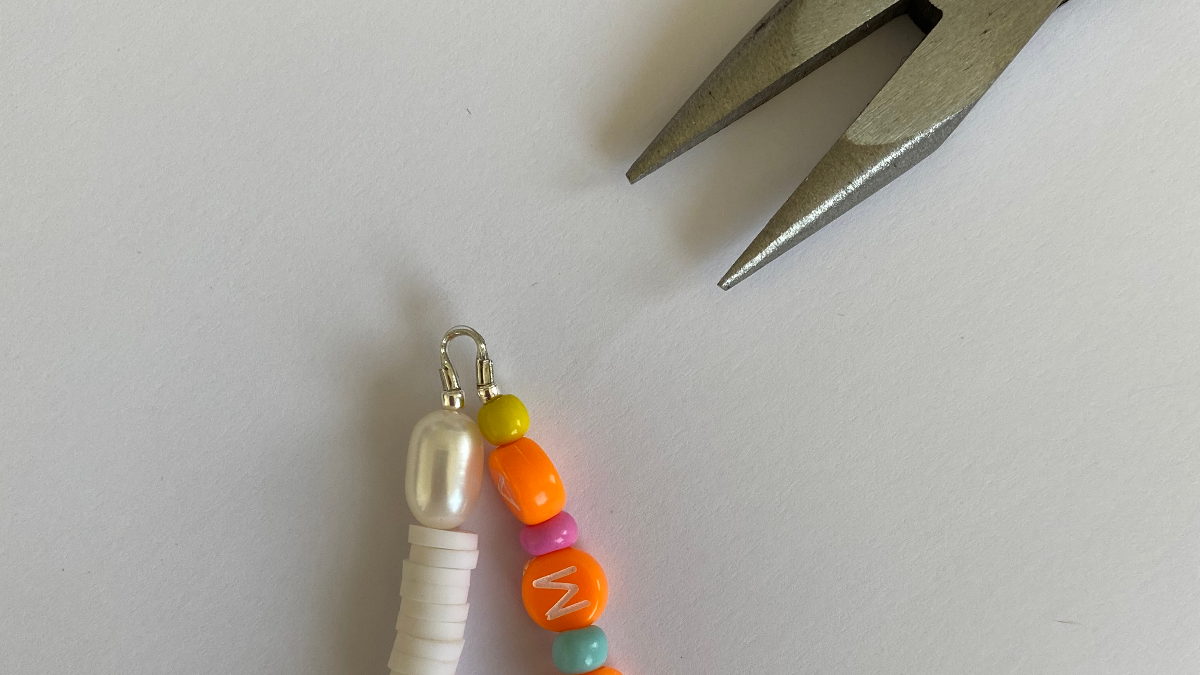 Bisutería con cuentas de letras, heishi y cuentas de arcilla polimérica : Paso 3