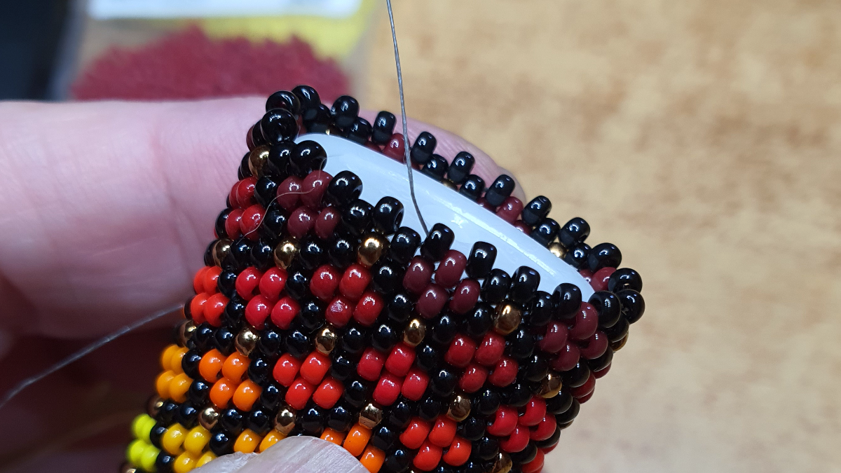 DIY Estuche para encendedor de cuentas Miyuki 11/0 con técnica de peyote : Paso 7