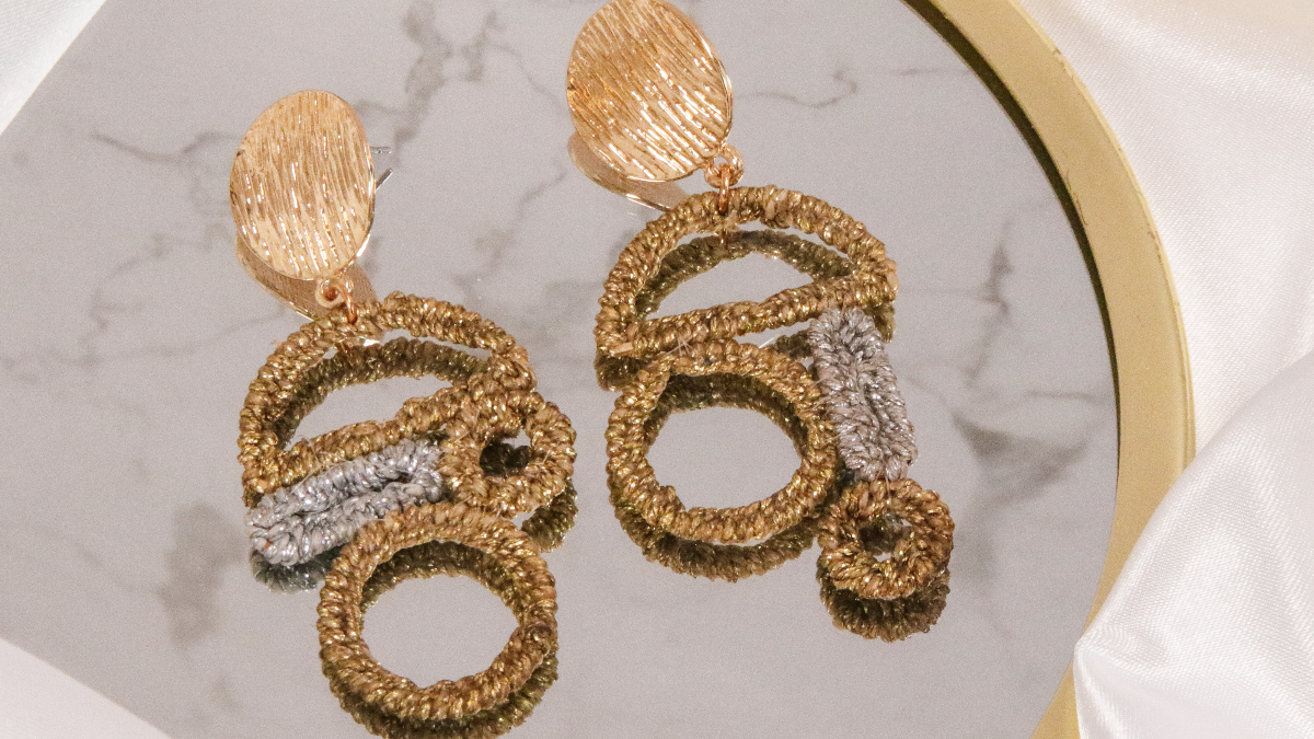 Esquema Pendientes asimétricos de alambre de macramé linhasita de oro y plata Esquema Pendientes asimétricos de alambre de macramé linhasita de oro y plata