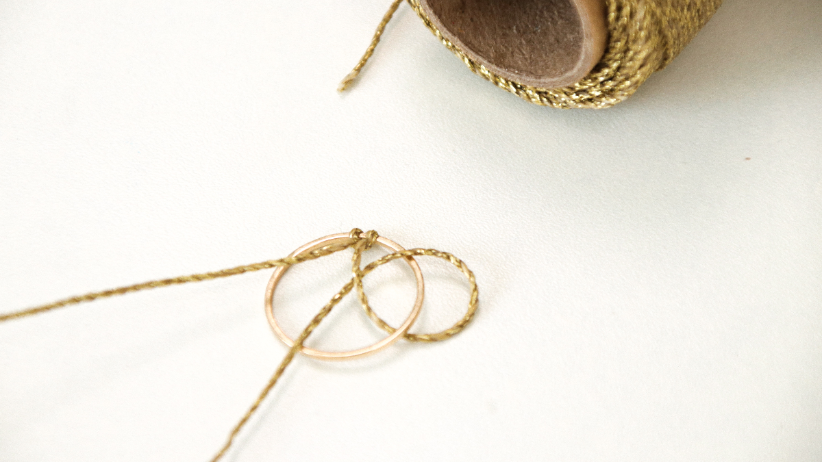 Pendientes asimétricos de alambre de macramé linhasita de oro y plata : Paso 2 Pendientes asimétricos de alambre de macramé linhasita de oro y plata : Paso 2