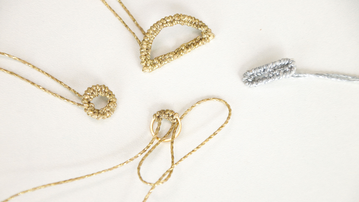 Pendientes asimétricos de alambre de macramé linhasita de oro y plata : Paso 3 Pendientes asimétricos de alambre de macramé linhasita de oro y plata : Paso 3