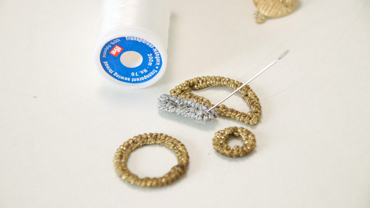 Pendientes asimétricos de alambre de macramé linhasita de oro y plata : Paso 5 Pendientes asimétricos de alambre de macramé linhasita de oro y plata : Paso 5