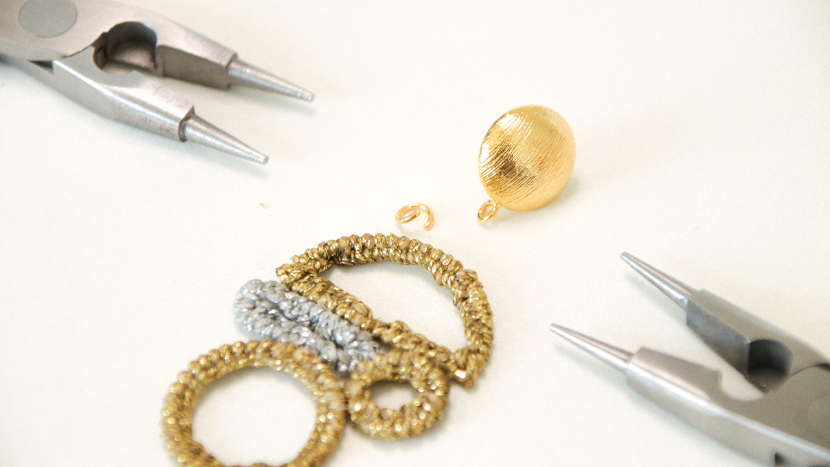 Pendientes asimétricos de alambre de macramé linhasita de oro y plata : Paso 6 Pendientes asimétricos de alambre de macramé linhasita de oro y plata : Paso 6