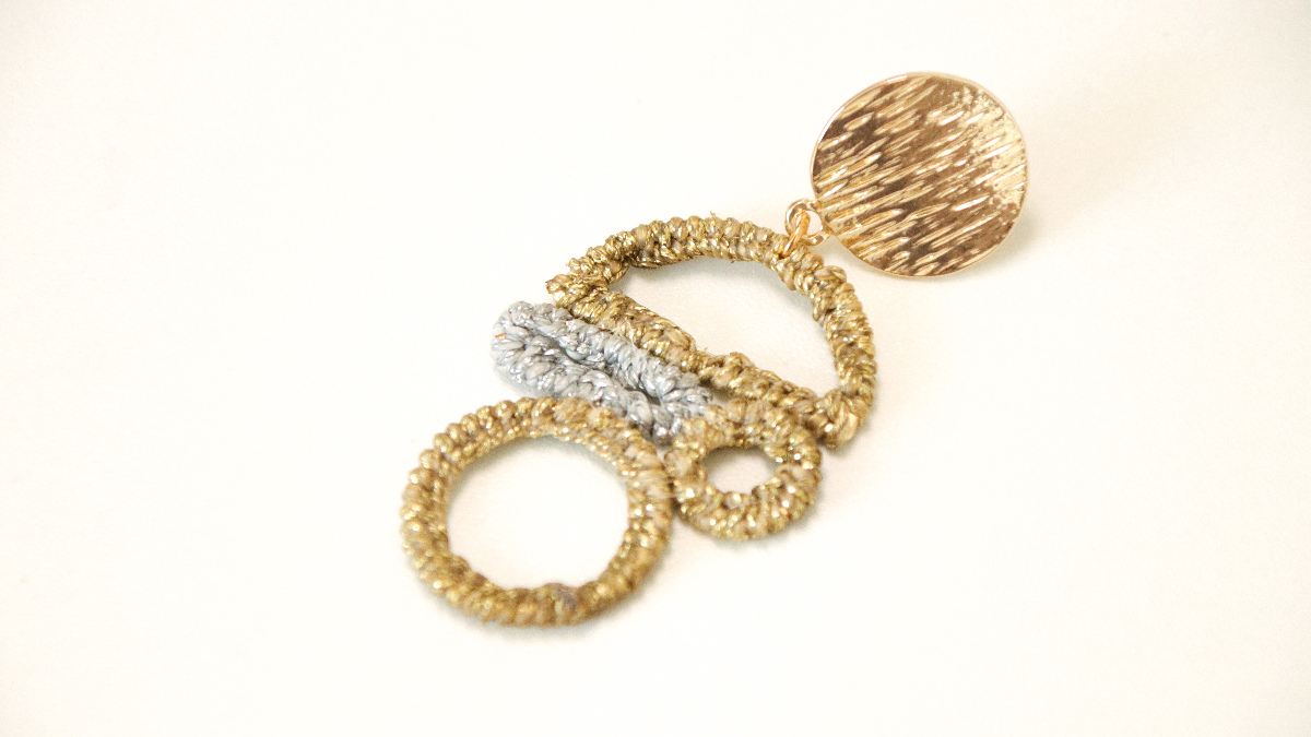 Pendientes asimétricos de alambre de macramé linhasita de oro y plata : Paso 7 Pendientes asimétricos de alambre de macramé linhasita de oro y plata : Paso 7