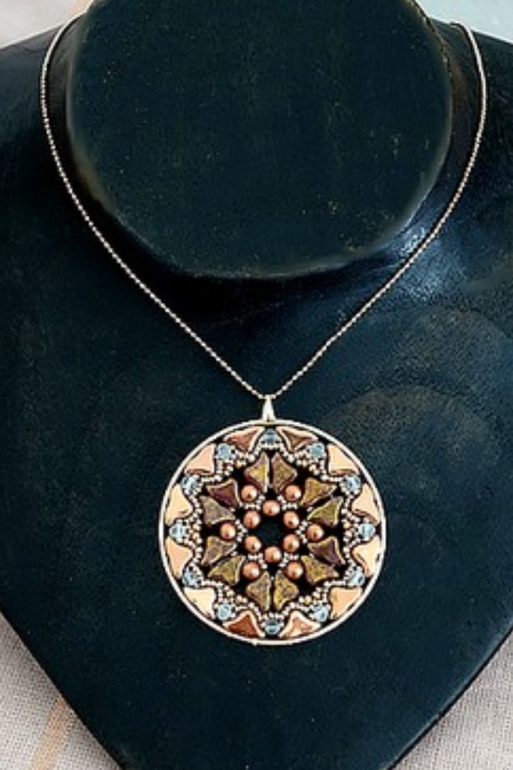 Esquema Colgante Lily Rose con cuentas de cristal Kalos y Helios de Puca Esquema Colgante Lily Rose con cuentas de cristal Kalos y Helios de Puca