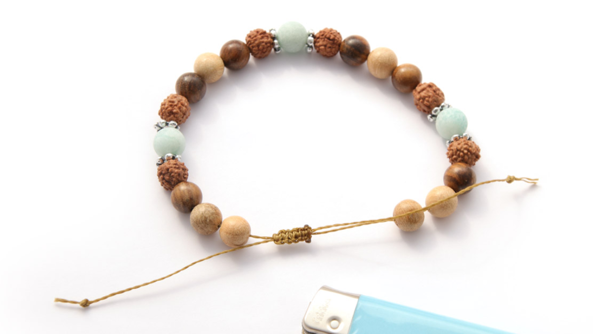 Pulsera Mala con cuentas de madera y piedras preciosas con nudo corredizo de macramé : Paso 6 Pulsera Mala con cuentas de madera y piedras preciosas con nudo corredizo de macramé : Paso 6