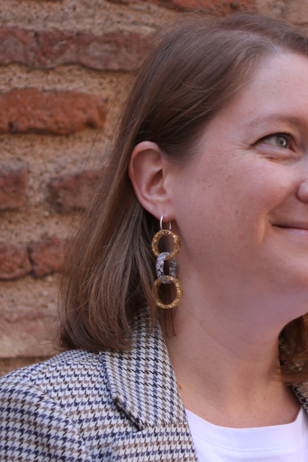 Pendientes de aro de resina con anillos entrelazados