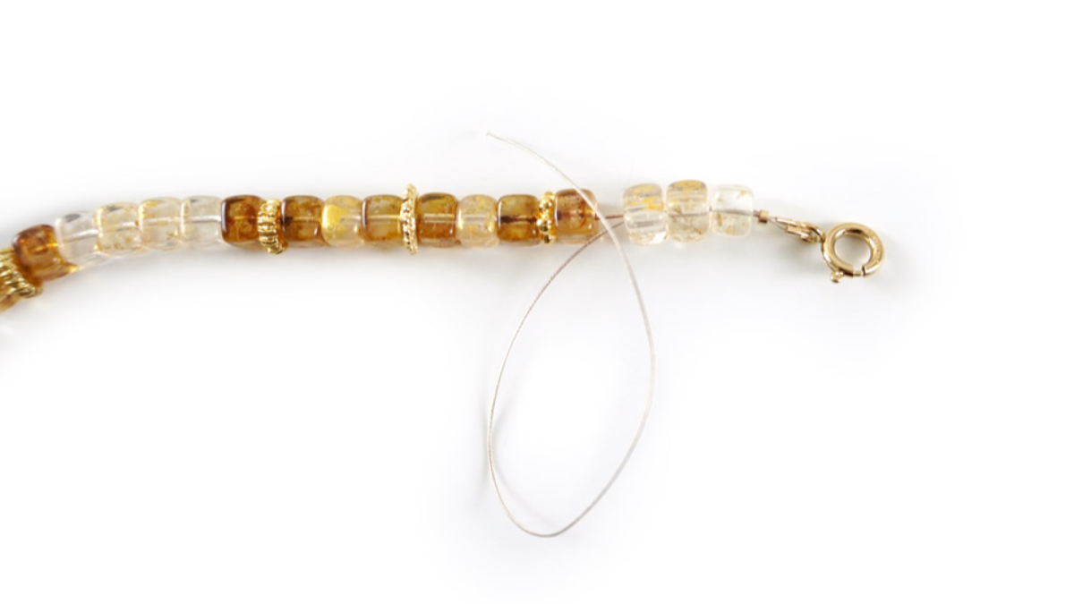 Pulsera de cuentas de vidrio recicladas hecha en Europa : Paso 3