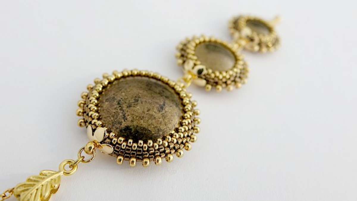 Colgante Takamata con cabujones de Puca engastados con cuentas de semillas Miyuki