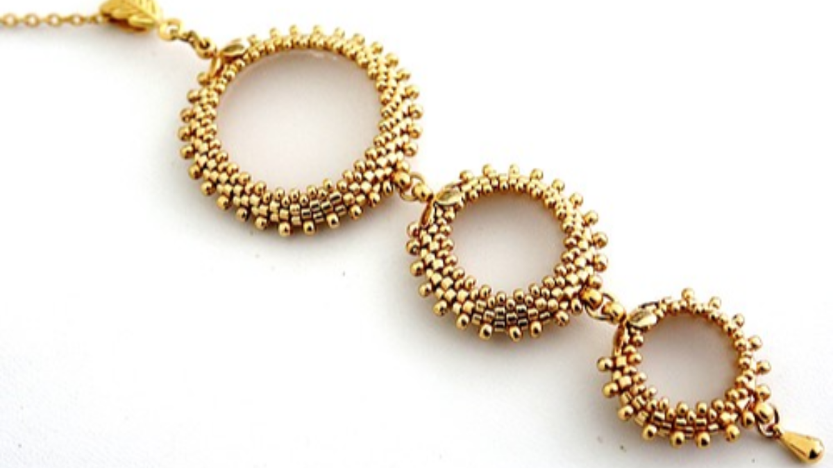 Esquema Colgante Takamata con cabujones de Puca engastados con cuentas de semillas Miyuki Esquema Colgante Takamata con cabujones de Puca engastados con cuentas de semillas Miyuki