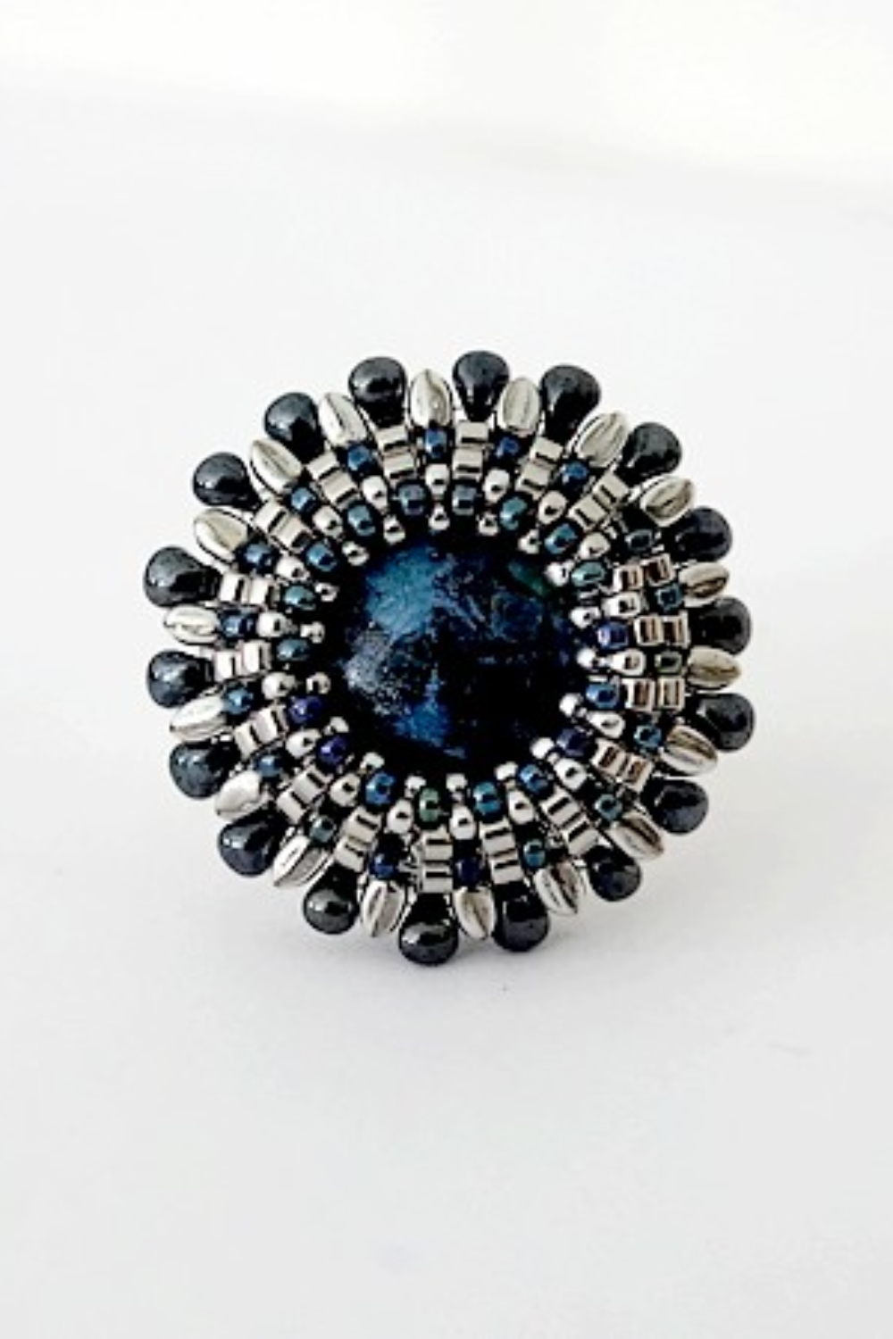 Esquema Anillo Sally de Puca con cabujones de plata y azul de Miyuki y cuentas de semillas