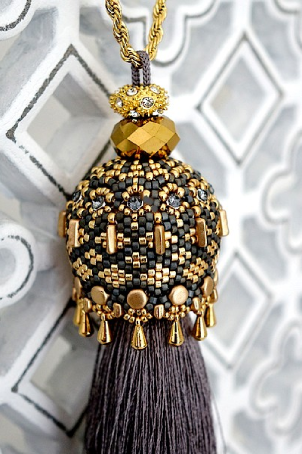 Esquema Colgante oriental con soporte de madera Jules y Piros y cuentas Kalos de Puca