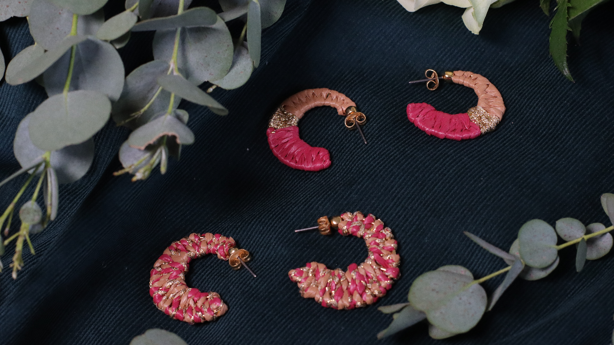 Esquema Pendientes con diseño de luna en rafia rosa y marrón y alambre dorado