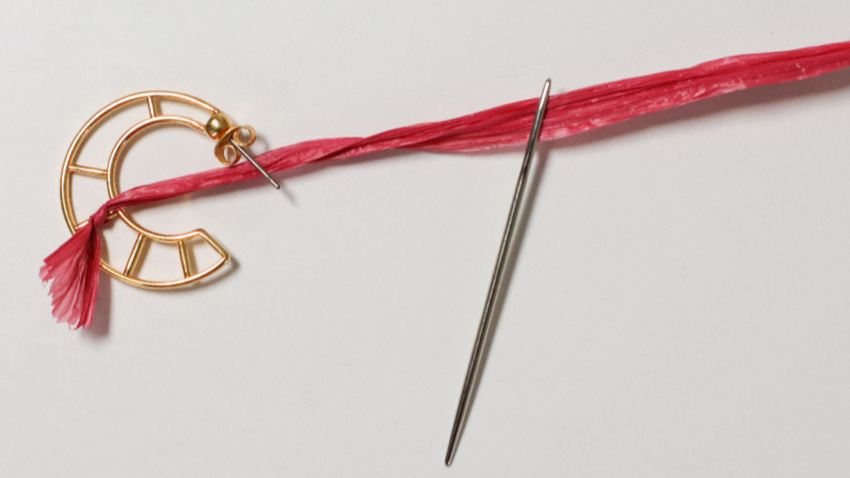 Pendientes con diseño de luna en rafia rosa y marrón y alambre dorado : Paso 1