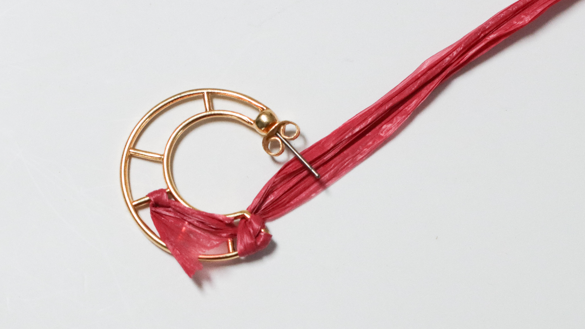 Pendientes con diseño de luna en rafia rosa y marrón y alambre dorado : Paso 2