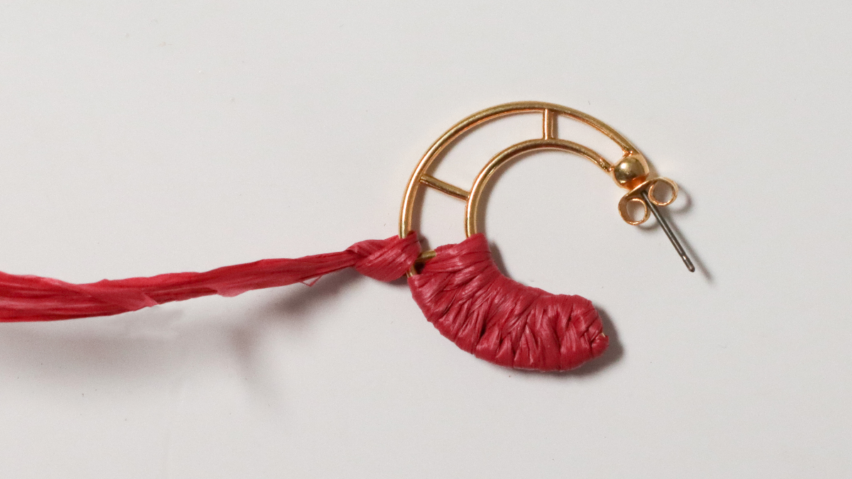 Pendientes con diseño de luna en rafia rosa y marrón y alambre dorado : Paso 3