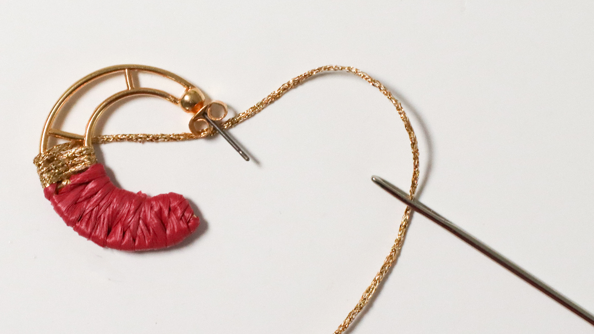 Pendientes con diseño de luna en rafia rosa y marrón y alambre dorado : Paso 4