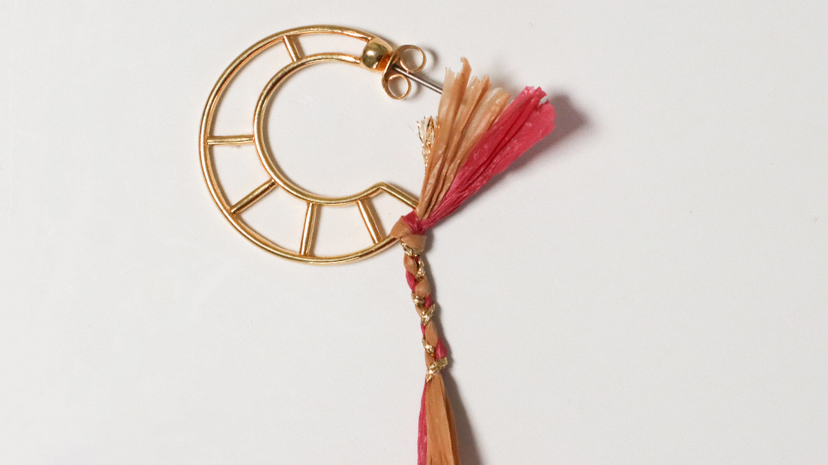 Pendientes con diseño de luna en rafia rosa y marrón y alambre dorado : Paso 7