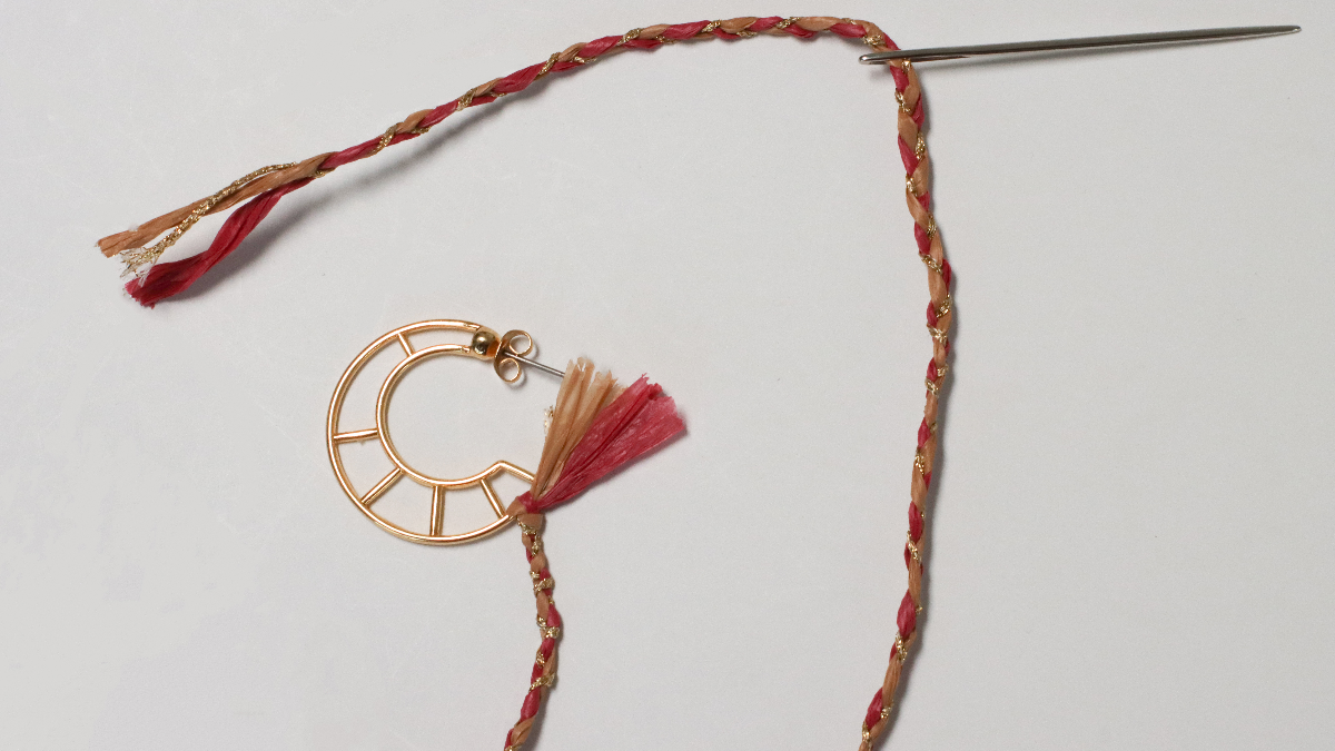 Pendientes con diseño de luna en rafia rosa y marrón y alambre dorado : Paso 8