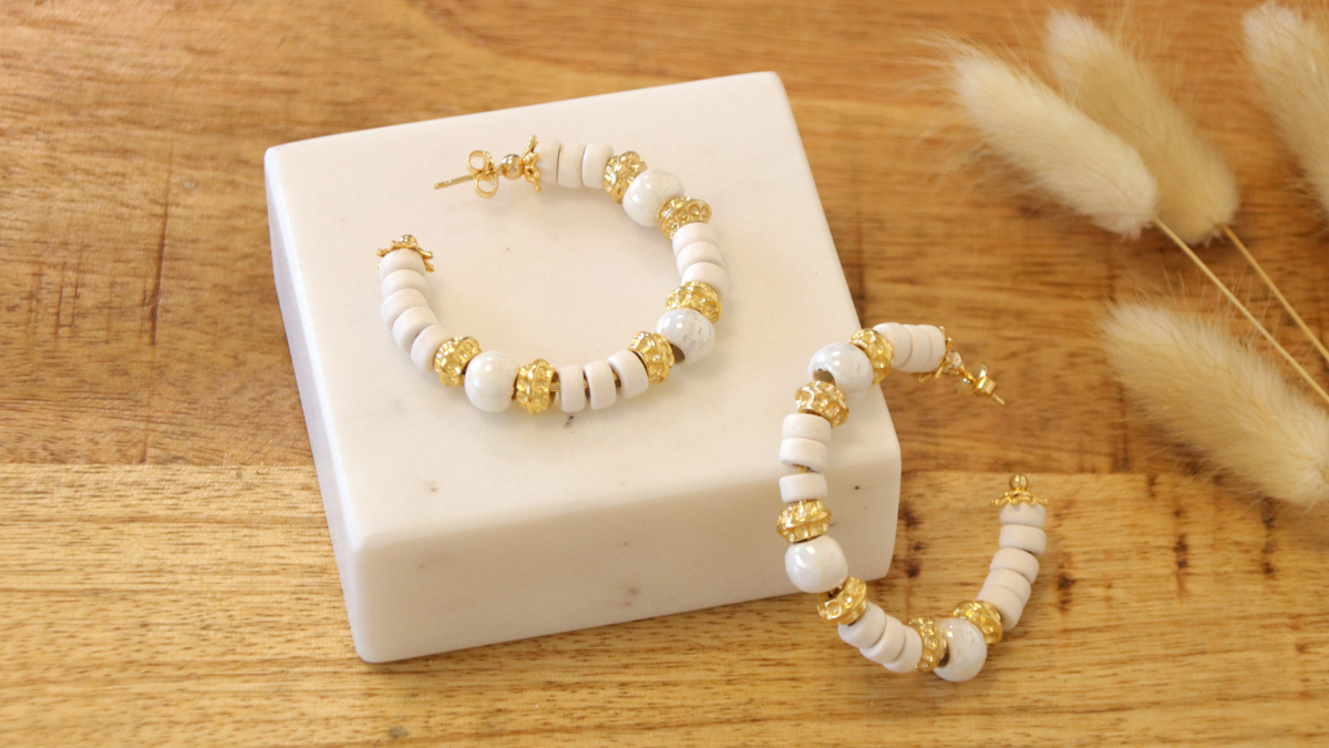 DIY creoles de oro con cuentas de cerámica blanca