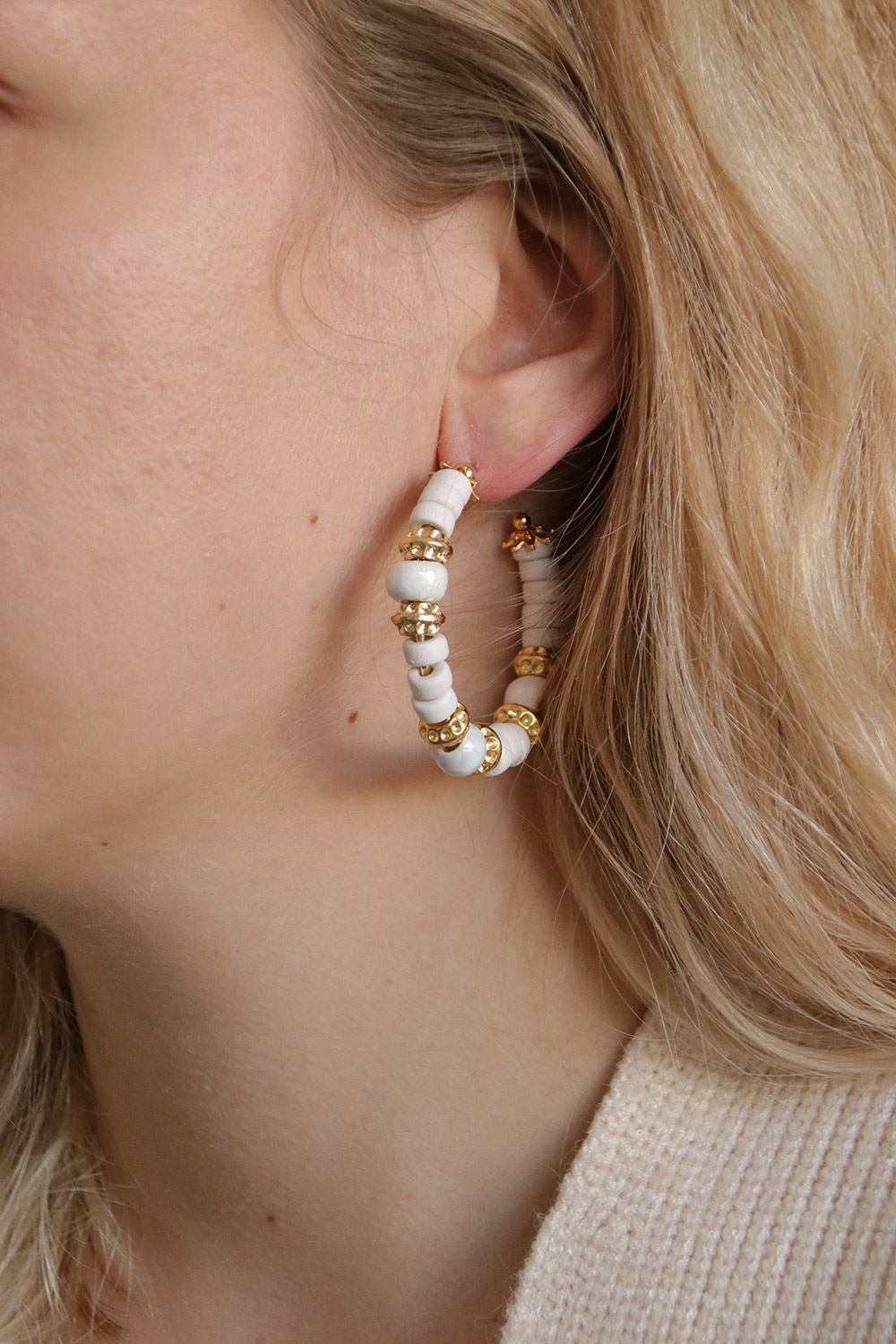 Esquema DIY creoles de oro con cuentas de cerámica blanca