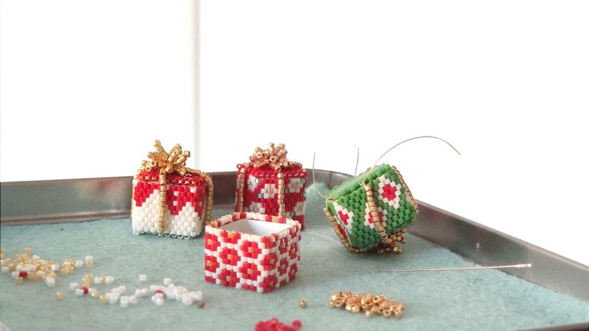 Packs de regalo de Navidad DIY con tejido de cuentas en relieve Miyuki : Paso 10