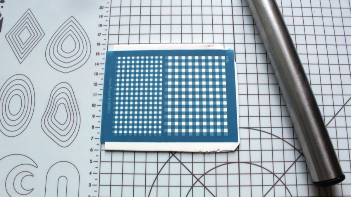 Pendientes de arcilla polimérica con estampado de cuadros de guinga : Paso 1 Pendientes de arcilla polimérica con estampado de cuadros de guinga : Paso 1