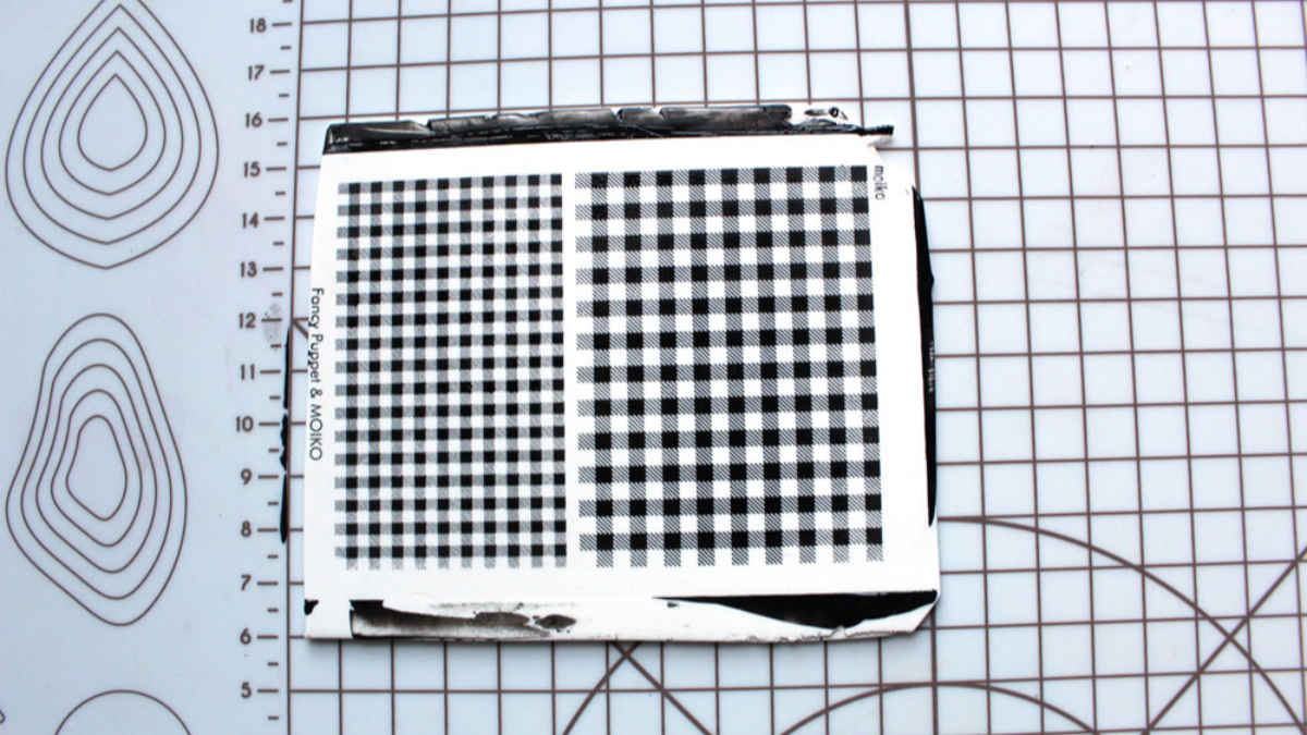 Pendientes de arcilla polimérica con estampado de cuadros de guinga : Paso 2 Pendientes de arcilla polimérica con estampado de cuadros de guinga : Paso 2