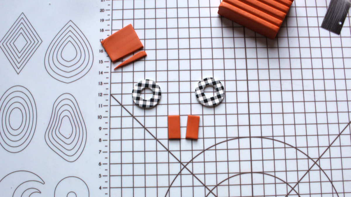 Pendientes de arcilla polimérica con estampado de cuadros de guinga : Paso 5 Pendientes de arcilla polimérica con estampado de cuadros de guinga : Paso 5