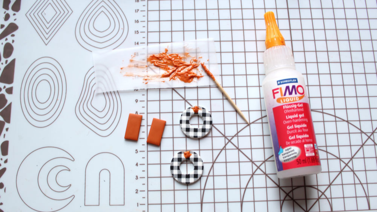 Pendientes de arcilla polimérica con estampado de cuadros de guinga : Paso 6 Pendientes de arcilla polimérica con estampado de cuadros de guinga : Paso 6