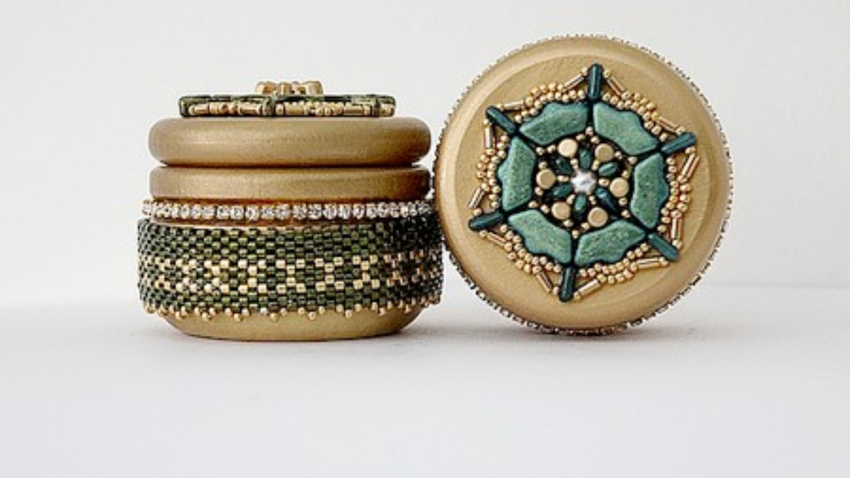 Esquema Caja secreta Jodie con cuentas de vidrio Delos, Piros y Minos de Puca Esquema Caja secreta Jodie con cuentas de vidrio Delos, Piros y Minos de Puca