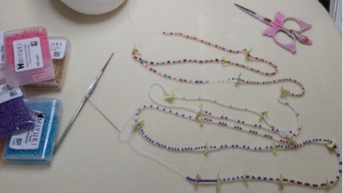 Cuentas Miyuki y malla PureCrystal Adorno de Navidad : Paso 2