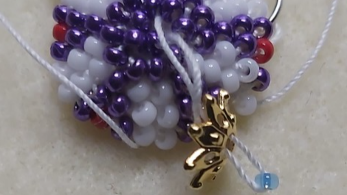 Cuentas Miyuki y malla PureCrystal Adorno de Navidad : Paso 6