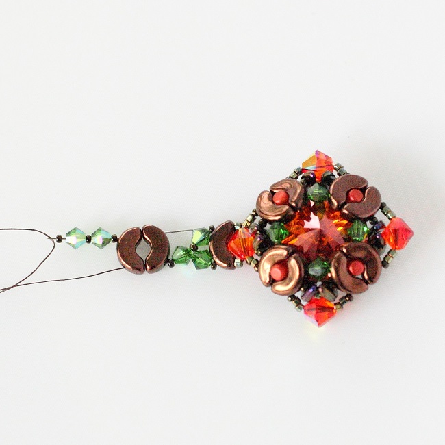 pulsera de verano indio con perlas © Arcos y Minos © Shapers PureCrystal : Paso 14