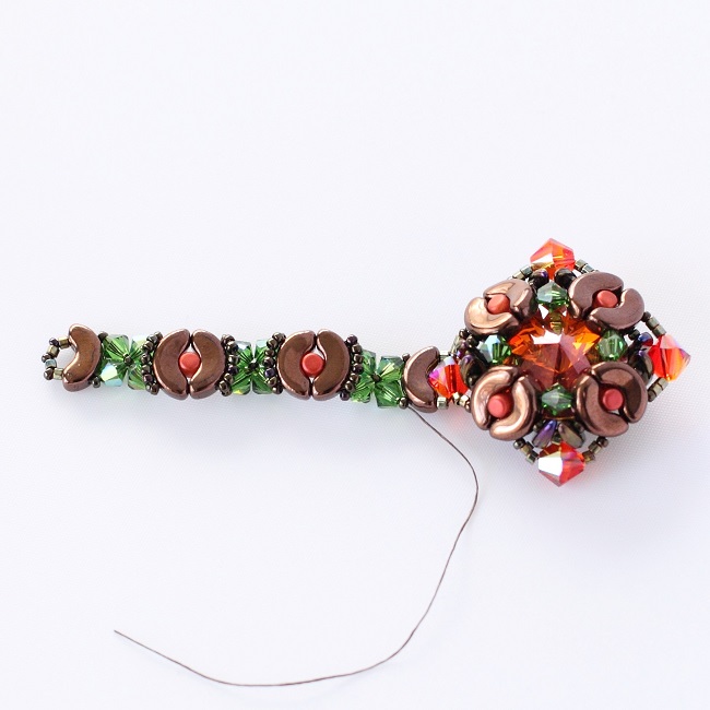 pulsera de verano indio con perlas © Arcos y Minos © Shapers PureCrystal : Paso 18