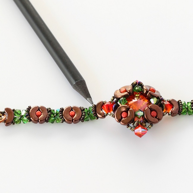 pulsera de verano indio con perlas © Arcos y Minos © Shapers PureCrystal : Paso 19