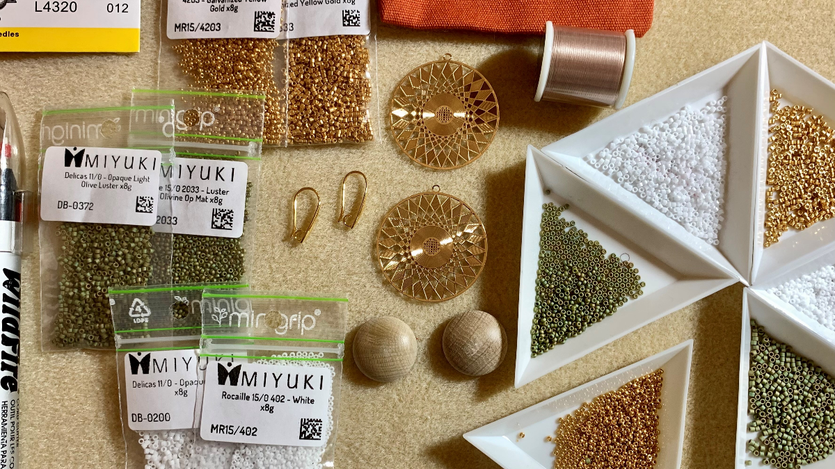 Pendientes de tejido de peyote circular en 3D sobre cabujones de madera y grabados : Paso 1