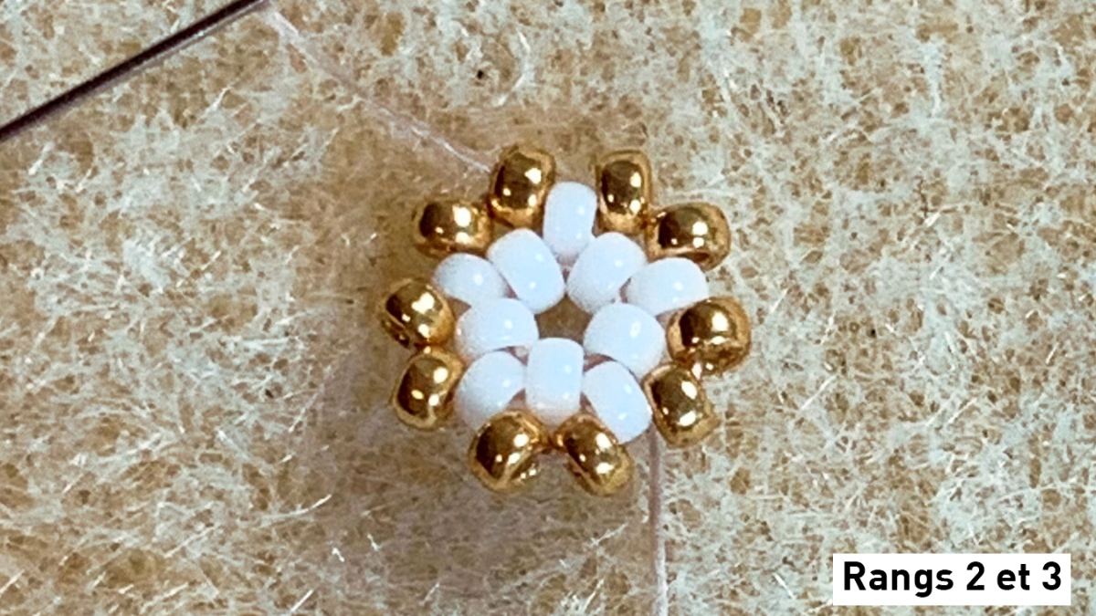 Pendientes de tejido de peyote circular en 3D sobre cabujones de madera y grabados : Paso 2