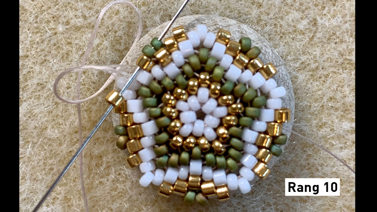 Pendientes de tejido de peyote circular en 3D sobre cabujones de madera y grabados : Paso 6