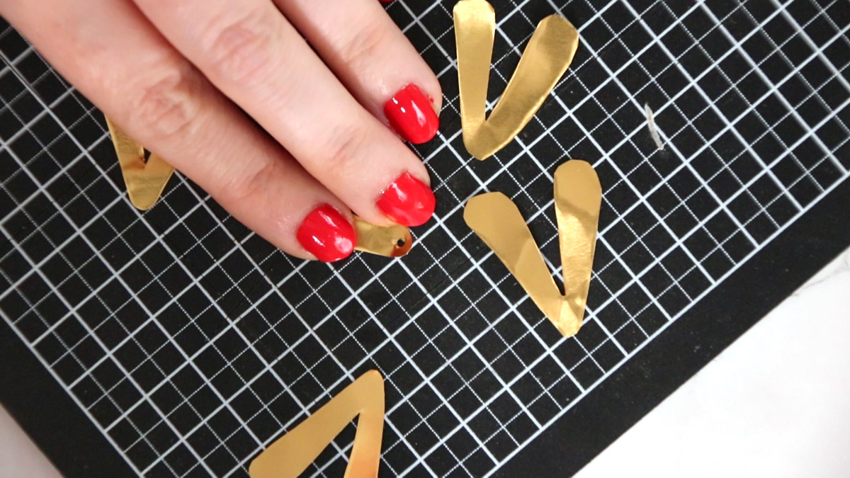 DIY muérdago de metal dorado y pompones blancos : Paso 2 DIY muérdago de metal dorado y pompones blancos : Paso 2