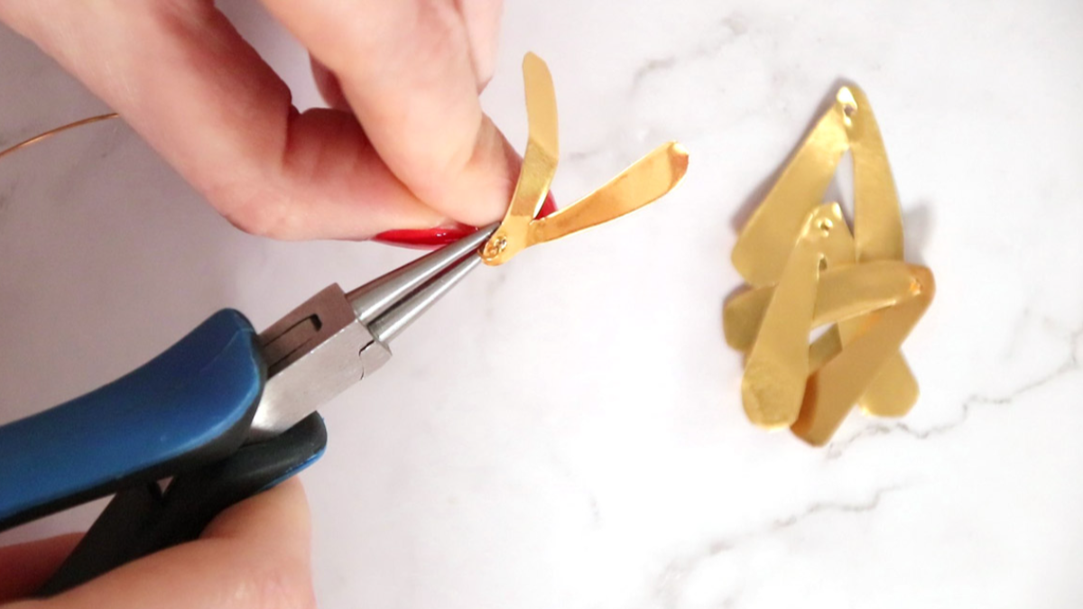 DIY muérdago de metal dorado y pompones blancos : Paso 3 DIY muérdago de metal dorado y pompones blancos : Paso 3