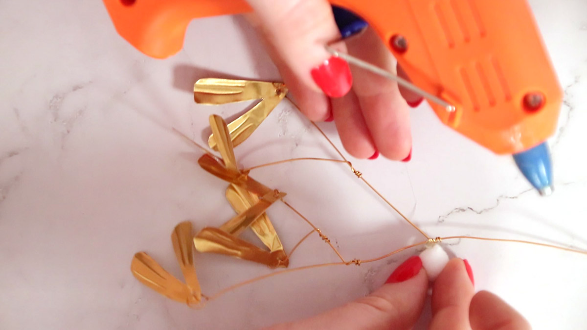 DIY muérdago de metal dorado y pompones blancos : Paso 5 DIY muérdago de metal dorado y pompones blancos : Paso 5