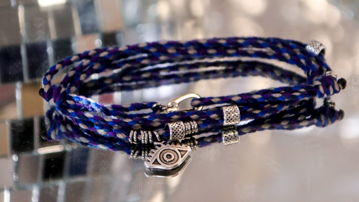 Pulsera de hombre con charms de gri-gri y cordón trenzado Pulsera de hombre con charms de gri-gri y cordón trenzado