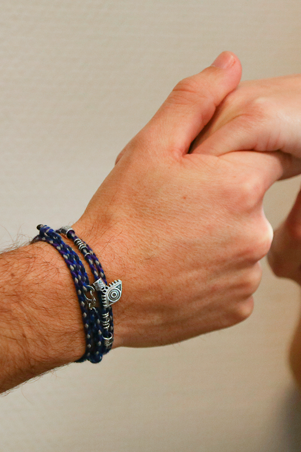 Esquema Pulsera de hombre con charms de gri-gri y cordón trenzado Esquema Pulsera de hombre con charms de gri-gri y cordón trenzado