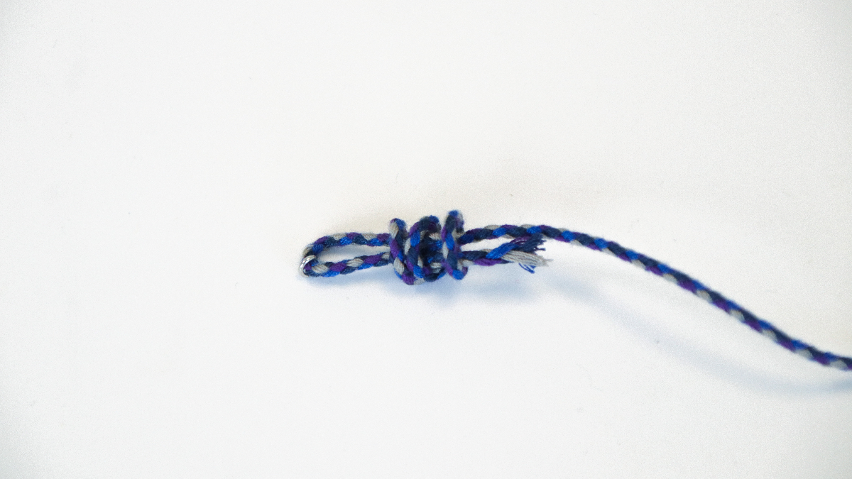 Pulsera de hombre con charms de gri-gri y cordón trenzado : Paso 1 Pulsera de hombre con charms de gri-gri y cordón trenzado : Paso 1